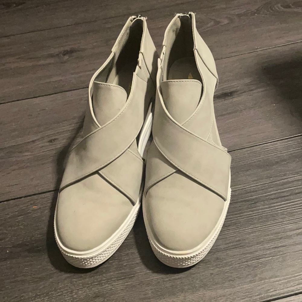 New W/O tags taupe shoes by Jolimall Size 9